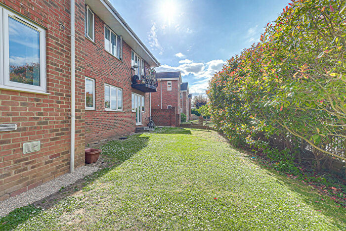 2 Bedroom Apartment For Sale In Shirley Road, Leigh-on-sea, SS9
