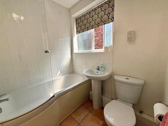 2 Bedroom Flat To Rent In Stourton Close, Birmingham, B93