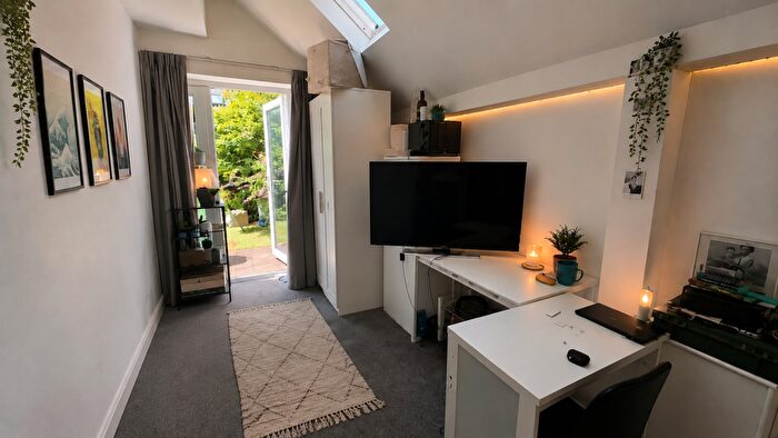 Flat To Rent In Napier Road, Willesden, NW10