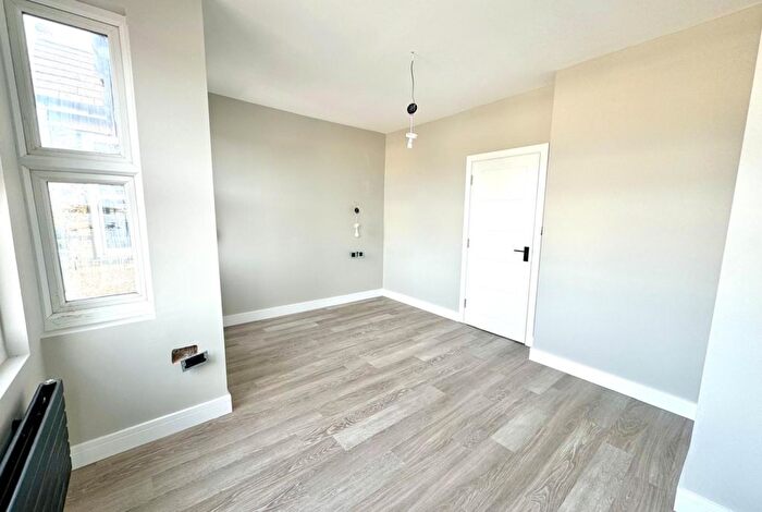 2 Bedroom Flat To Rent In Totteridge Lane, Whetstone, North London, N20