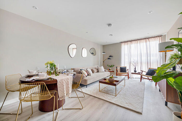 3 Bedroom Flat To Rent In The Gladstone, Edgware Rd, London, NW2