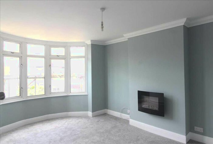 2 Bedroom Flat To Rent In Dundonald Drive, Leigh-On-Sea, SS9