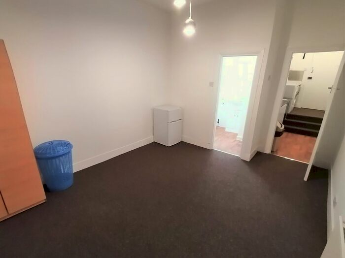 Studio To Rent In High Road, Ilford, IG1