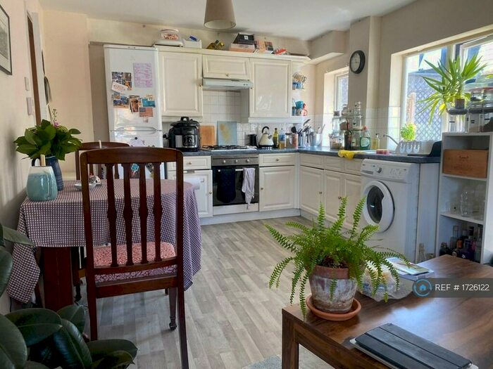 2 Bedroom Flat To Rent In Church Passage, High Barnet, EN5