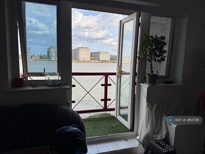 2 Bedroom Flat To Rent In Caledonian Wharf, London, E14