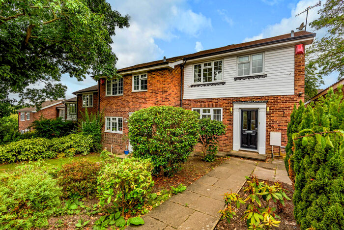 3 Bedroom End Of Terrace House To Rent In Julian Hill, Weybridge, Surrey, KT13