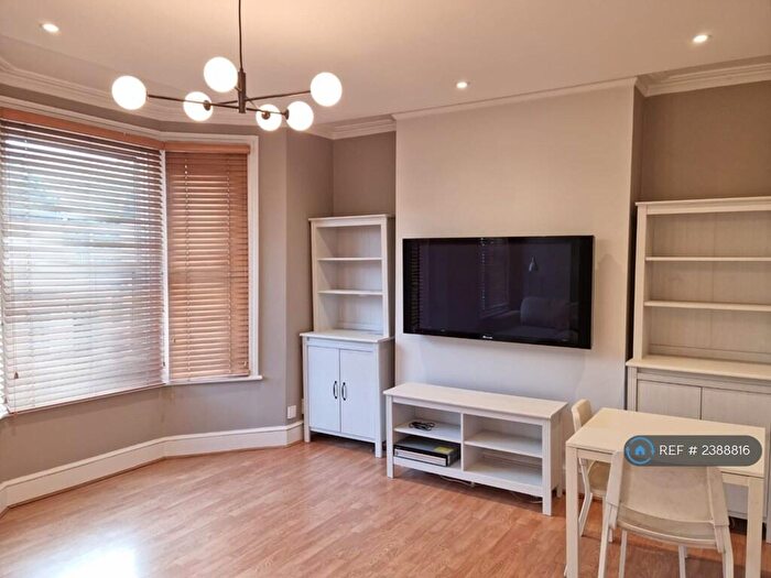 3 Bedroom Flat To Rent In Leyton, London, E10