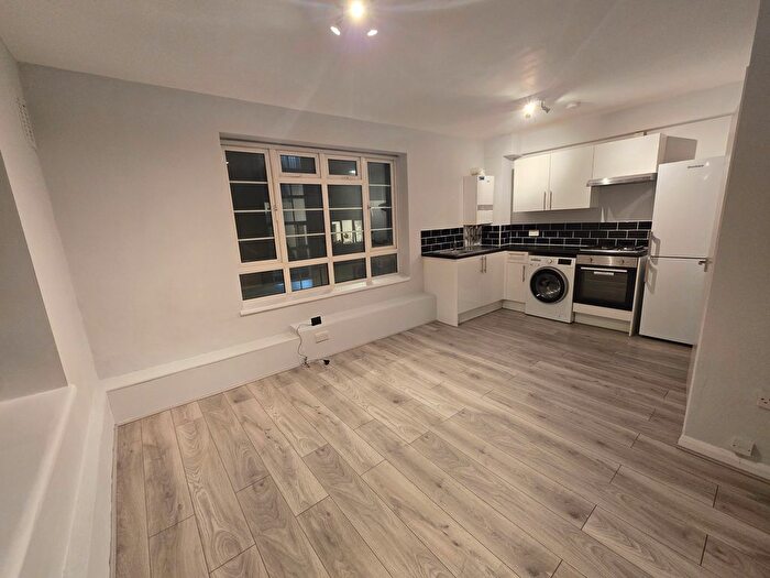 1 Bedroom Flat To Rent In Avington Court, Old Kent Road, Bermondsy, London, SE1