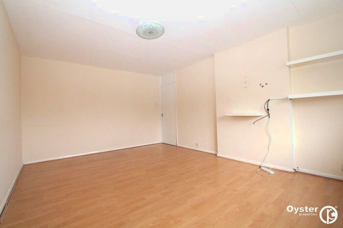 3 Bedroom Flat To Rent In Rookeries Close, Feltham, TW13