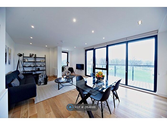 3 Bedroom Flat To Rent In Graphite Point, London, E2