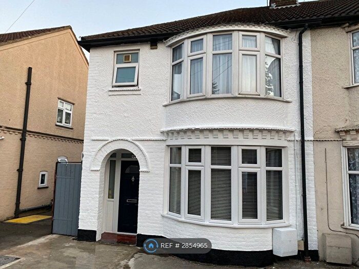 3 Bedroom Semi Detached House To Rent In Stockingstone Road, Luton, LU2