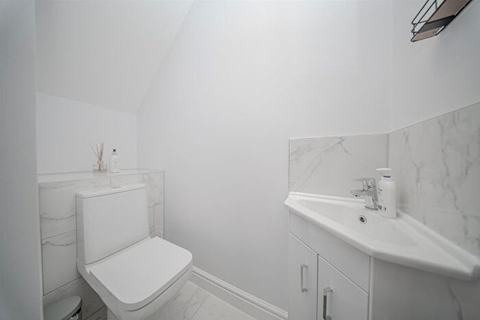 3 Bedroom End Of Terrace House For Sale In Albany Road, Old Windsor, SL4