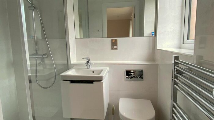 2 Bedroom Flat To Rent In Alexander Grove, Kings Hill, ME19