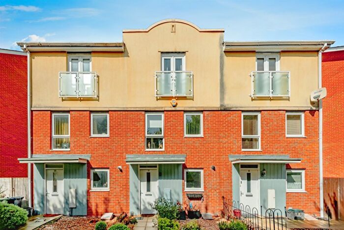 4 Bedroom Terraced House To Rent In Barrow Gardens, Redhill, RH1