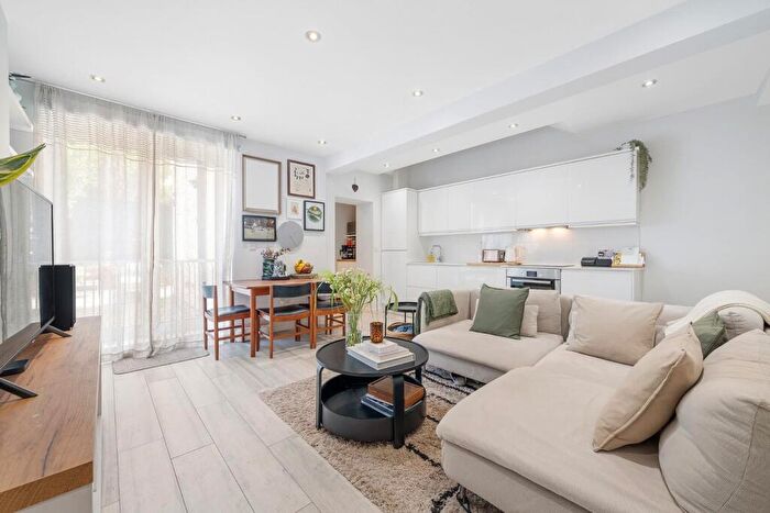 2 Bedroom Flat For Sale In Avenue Park Road, SE27