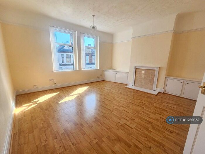 2 Bedroom Flat To Rent In Woodchurch Lane, Birkenhead, CH42