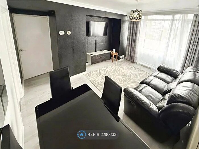 1 Bedroom Flat To Rent In Marchwood Close, London, SE5