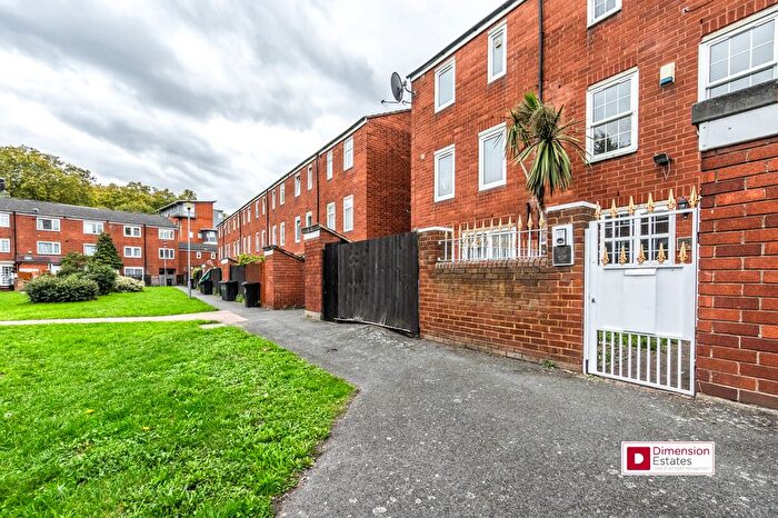 3 Bedroom Maisonette For Sale In Lowestoft Close, Upper Clapton, Hackney, E5