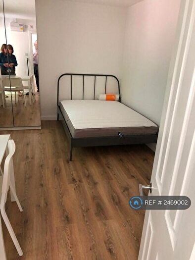 Studio To Rent In Bowes Road, London, N13