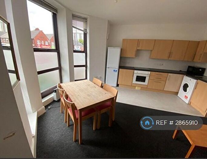 3 Bedroom Flat To Rent In Hathersage Road, Manchester, M13