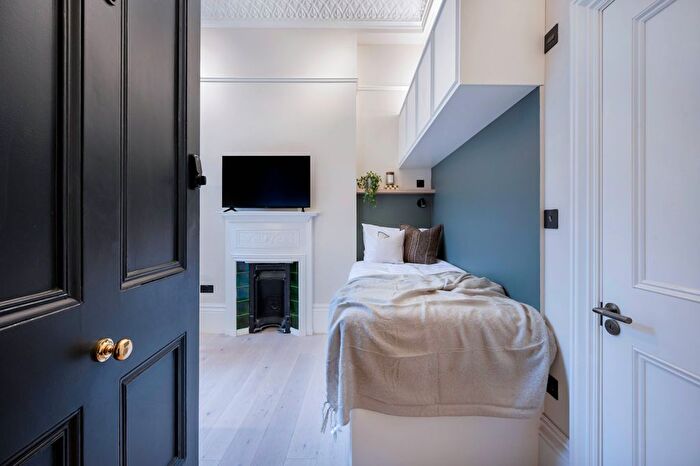 Studio To Rent In Kensington Gardens Square, London, W2