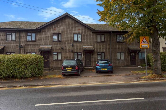 2 Bedroom Maisonette For Sale In Holland Court, Biscot Road, Luton, Bedfordshire, LU3