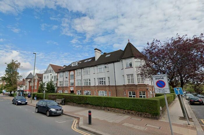 2 Bedroom Flat To Rent In Gloucester Court, Golders Green Road, NW11