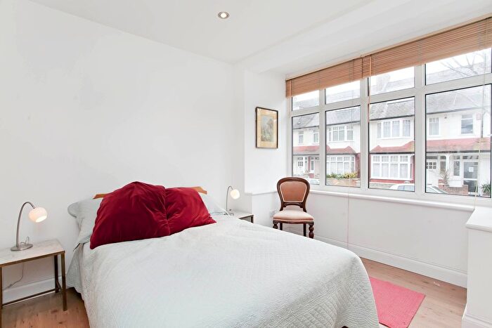 2 Bedroom Flat To Rent In Edencourt Road, London, SW16
