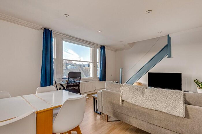 1 Bedroom Flat To Rent In Stormont Road, Clapham Common, SW11