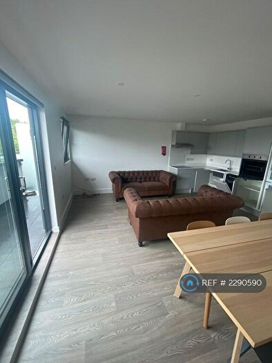 3 Bedroom Flat To Rent In Quadrant Court, London, N18