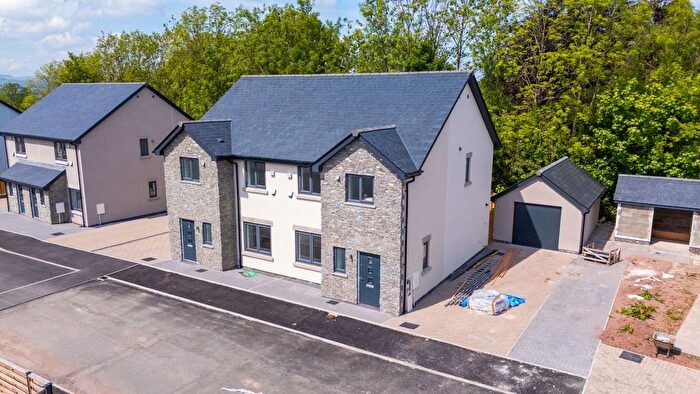 3 Bedroom Semi-Detached House For Sale In Hoggan Park, Brecon, LD3
