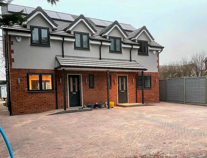 3 Bedroom Semi-Detached House To Rent In Oaklands Lane, St Albans, AL4