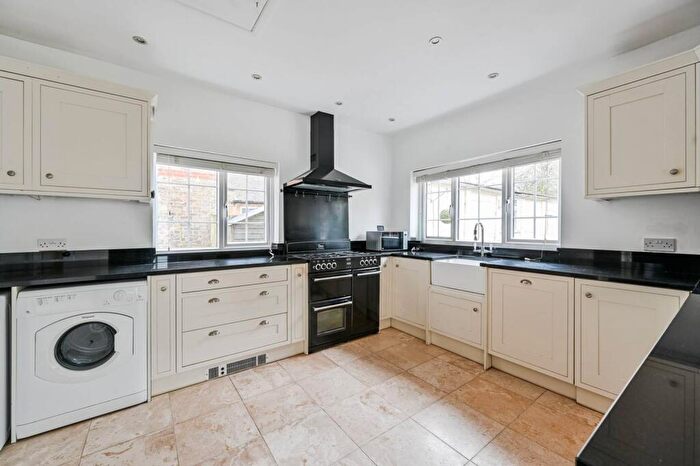 3 Bedroom Flat To Rent In West Park, Eltham North, London, SE9