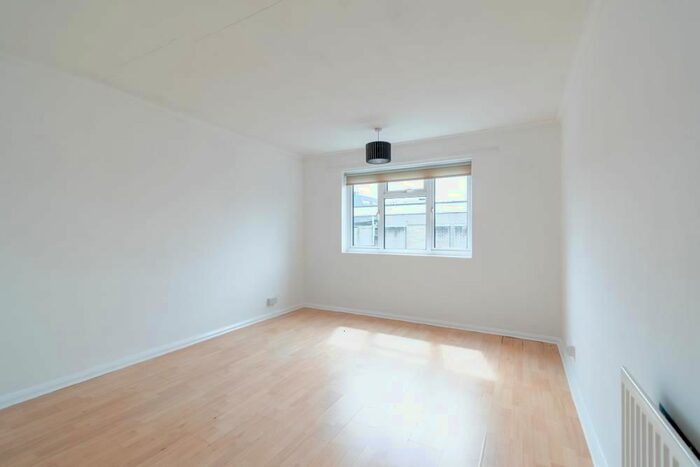 3 Bedroom Flat To Rent In Rock Road, Keynsham, Bristol, BS31