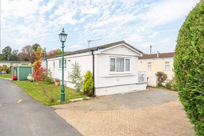 1 Bedroom Mobile/park Home For Sale In Meadowlands, Addlestone, KT15