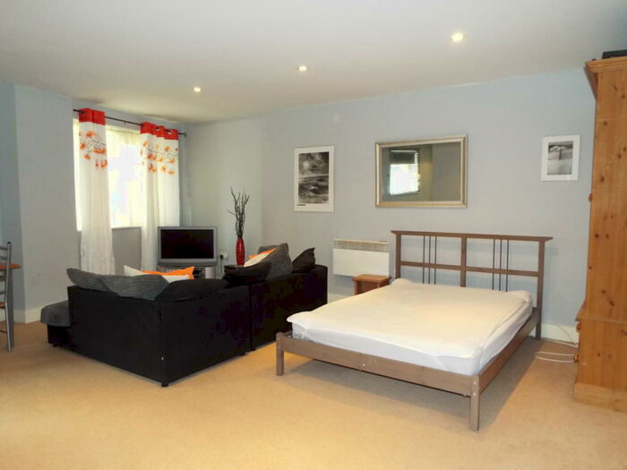 Apartment To Rent In Flatholm House, Prospect Place, CF11