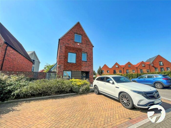 3 Bedroom Detached House To Rent In Elliotts Way, Chatham, Kent, ME4