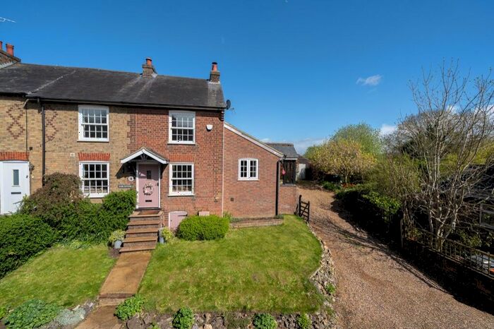 4 Bedroom End Of Terrace House For Sale In Dunstable Road, Studham, Bedfordshire, LU6