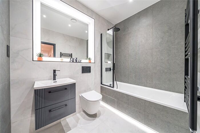 2 Bedroom Flat For Sale In Chertsey, Surrey, KT16