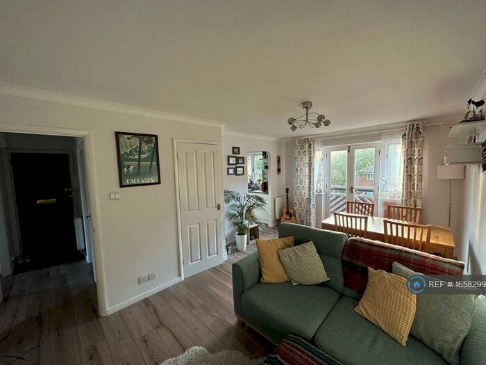 2 Bedroom Flat To Rent In Cheshunt, Waltham Cross, EN8