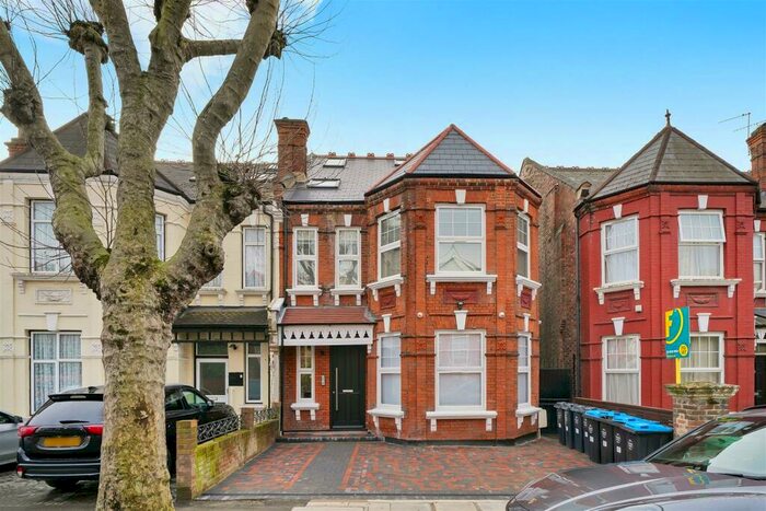 3 Bedroom Flat To Rent In Prout Grove, London, NW10