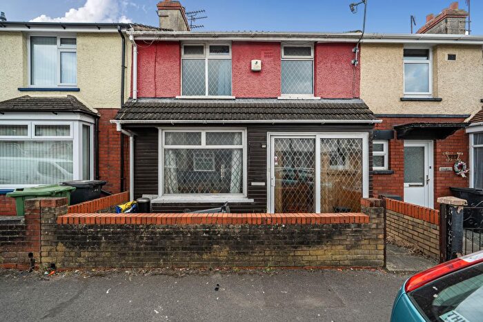 3 Bedroom Terraced House For Sale In Ferndale Road, Swindon, SN2