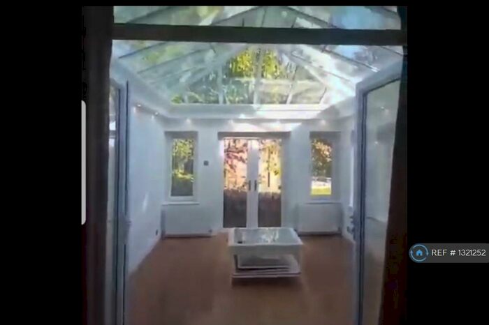 3 Bedroom Semi-Detached House To Rent In Moor Park Villas, Leeds, LS6