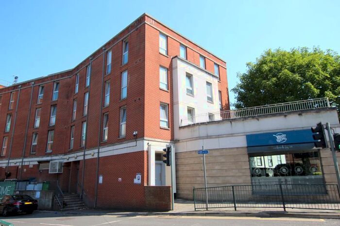 2 Bedroom Flat To Rent In The Oaks Square, Epsom, KT19