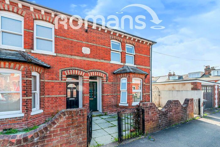 3 Bedroom End Of Terrace House To Rent In Rayleigh Road, Baisngstoke, RG21