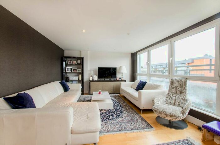 3 Bedroom Flat To Rent In Vauxhall Bridge Road, Pimlico, London, SW1V
