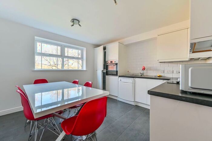 2 Bedroom Flat To Rent In Macmillan Way, Tooting Bec, London, SW17