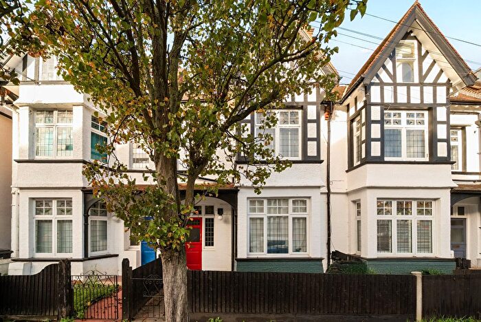 2 Bedroom Flat For Sale In Guilford Avenue, Surbiton, KT5