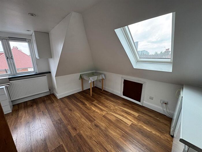 Studio To Rent In Kingsley Road, Hounslow, TW3