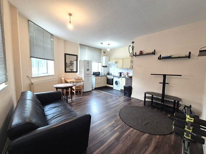 1 Bedroom Apartment To Rent In Lewisham Way, - Lewisham Way, London, SE14